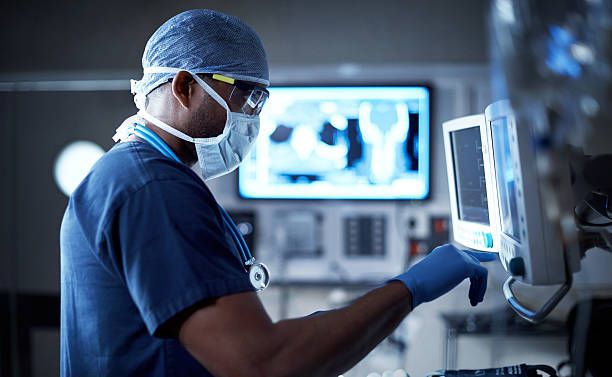 Engenheiro clínico opera equipamento médico